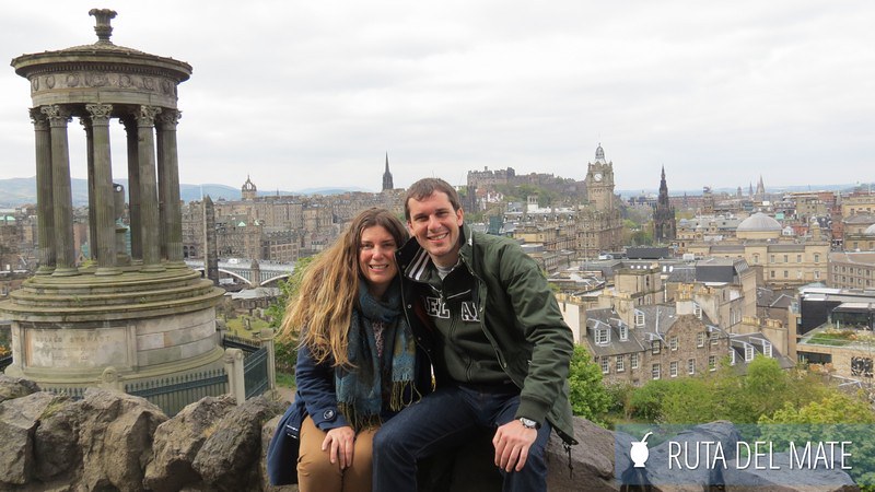 Flor y Juan en la colina Calton, con vistas al centro histórico de Edimburgo.