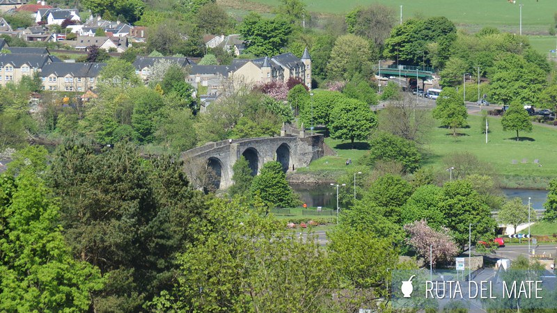 Vista desde la torre de William Wallace al pueblo de Stirling con sus casonas y jardines