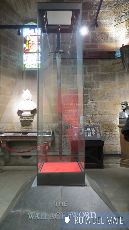 La espada de William Wallace que se encuentra dentro de la torre en su homenaje en Stirling
