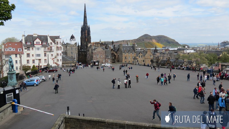 La vista desde la Esplanada hacia el centro historico de Edimburgo, donde resalta el Monumento a Scott