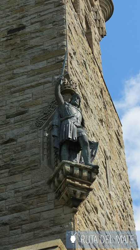 La escultura de William Wallace con su espada en el monumento a esta persona que luchó por la independencia de Escocia