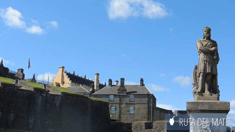 La escultura de Robert The Bruce con la imagen del castillo de Stirling antes del acceso al mismo
