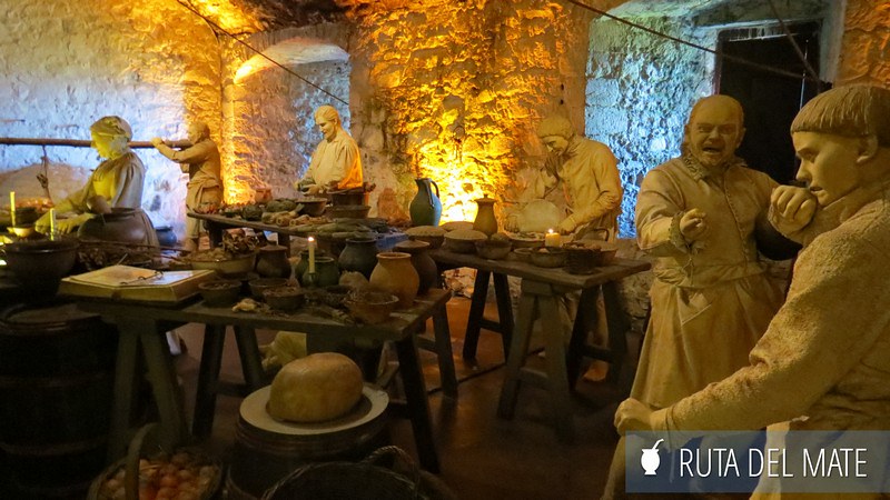 Recreación de los que fueran las cocinas del castillo de Stirling, con gente preparando la comida