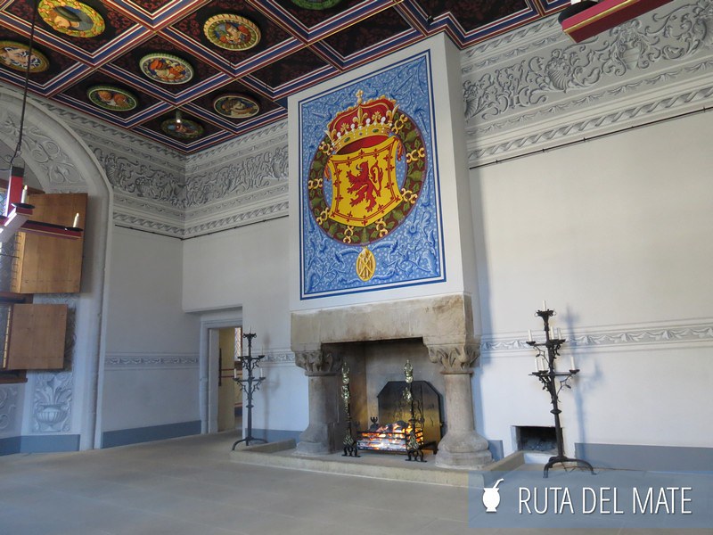 Medallones coloridos con rostros tallados en madera en el techo de uno de los salones del castillo de Stirling