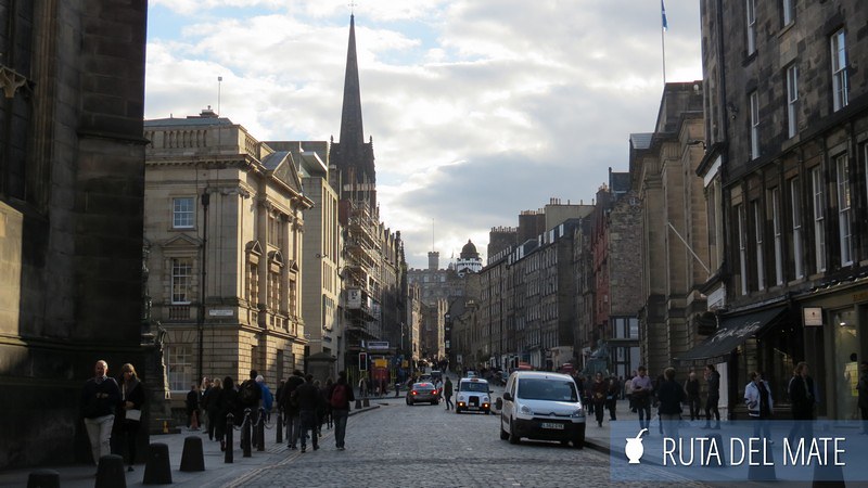 La Royal Mile en Edimburgo flanqueada por los edificios históricos