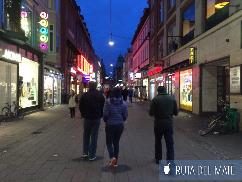 Calle peatonal de Strøget con sus tiendas y bares en Copenhague