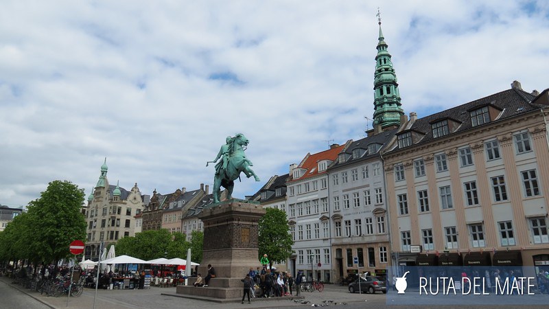 Estatua del obispo guerrero Absalón en Copenhague