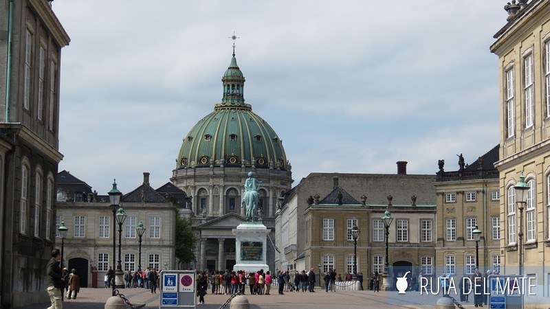Estatua ecuestre de Federico V y de fondo la iglesia de Mármol en Copenhague