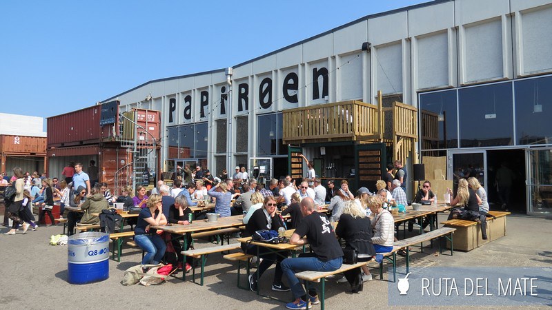 Mesas y gente comiendo en la zona exterior del mercado Copenhague Street Food