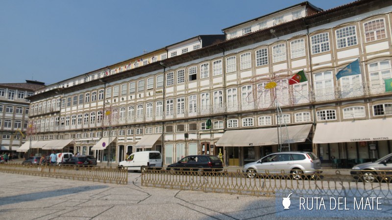 Edificios históricos con sus ventanales blancos en el largo do Toural en Guimaraes