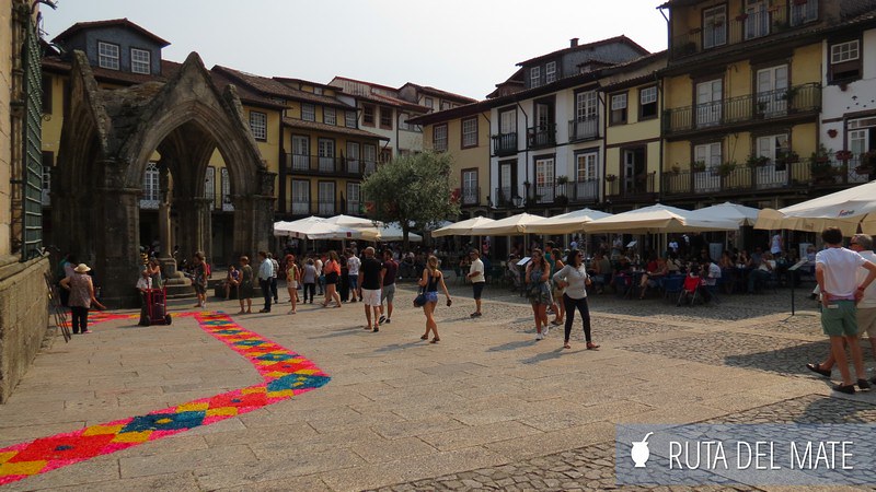 Padrão de Salado en Guimaraes con las terrazas de los bares y restaurantes