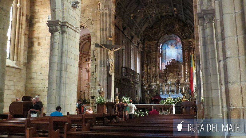 Interior de la iglesia de la Virgen de Nuestra Señora de Oliveira en Guimaraes