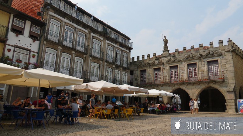 El Largo de Oliveira en Guimaraes con mesas en las terrazas de los bares y restaurantes