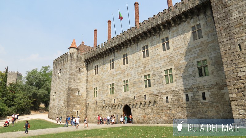 Entrada principal al palacio de los Duques de Braganza en Guimaraes