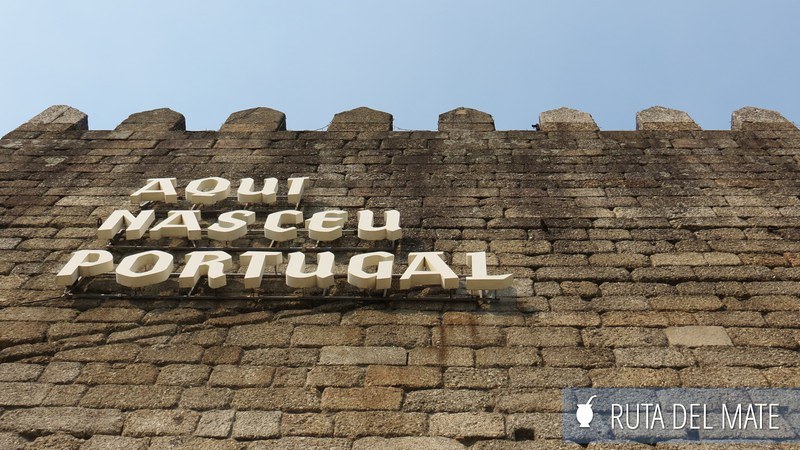 El cartel de aquí nació Portugal en Guimaraes