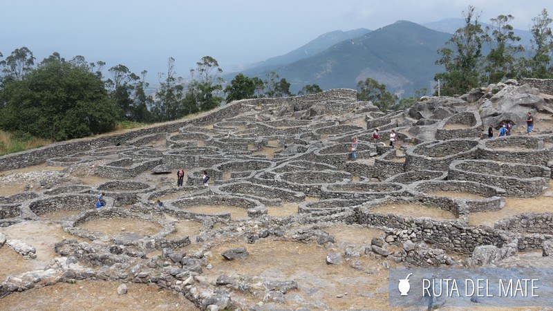 Castro de Santa Tecla con sus típicas casas circulares de piedra reconstruidas