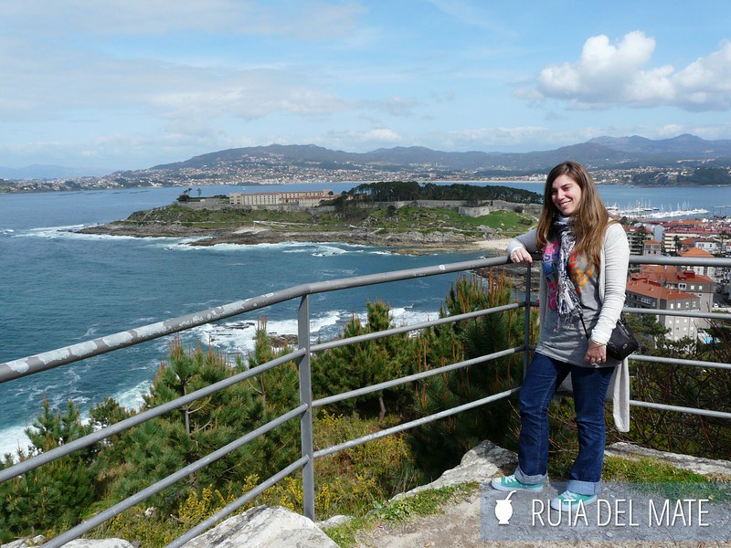 Flor con las vistas desde el monte Sansó en Bayona