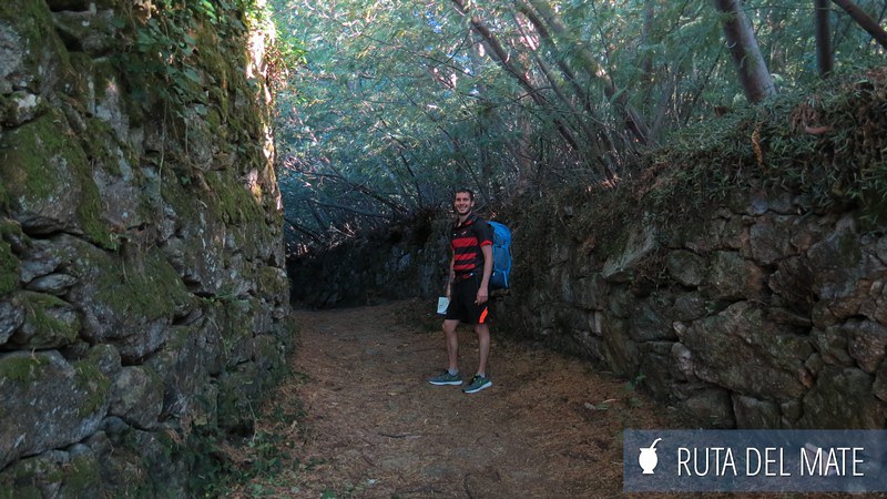 Juan caminando por el Muiños da Fraga de Gortade