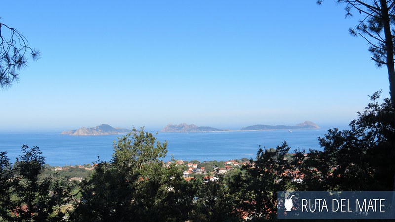 Vista a las islas Cíes desde el sendero antes de llegar a Vigo