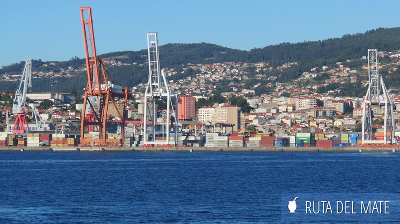 El puerto de Vigo con sus grúas, contenedores y astilleros