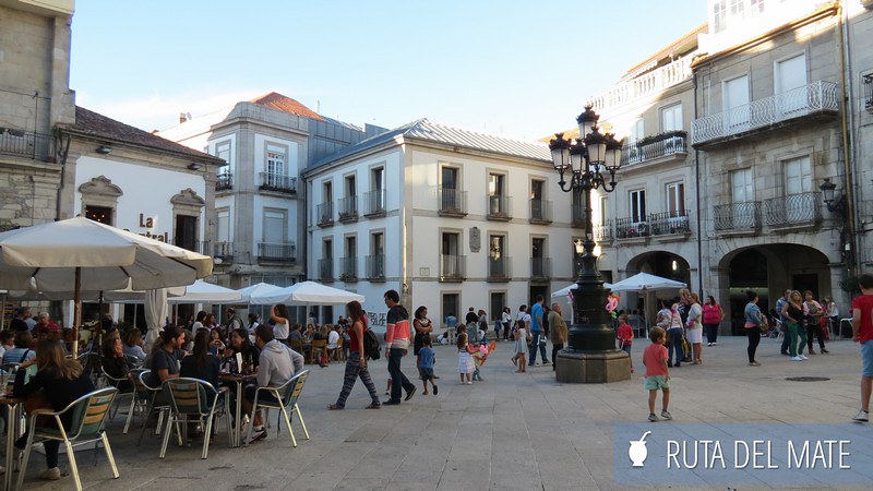 Mucho ambiente en la Plaza de la Constitución en Vigo