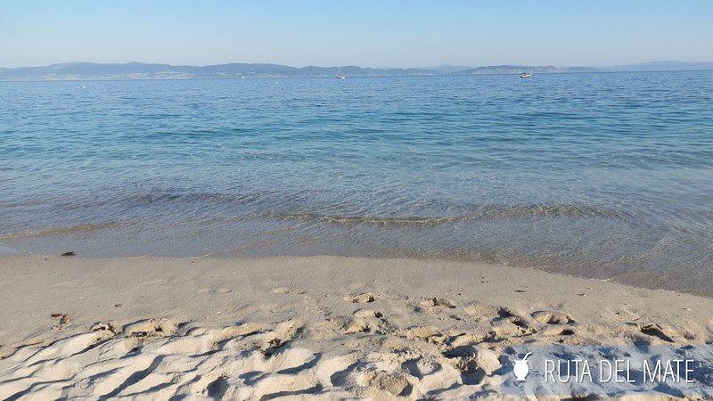 El agua cristalina de la playa de Mélide en las islas Ons