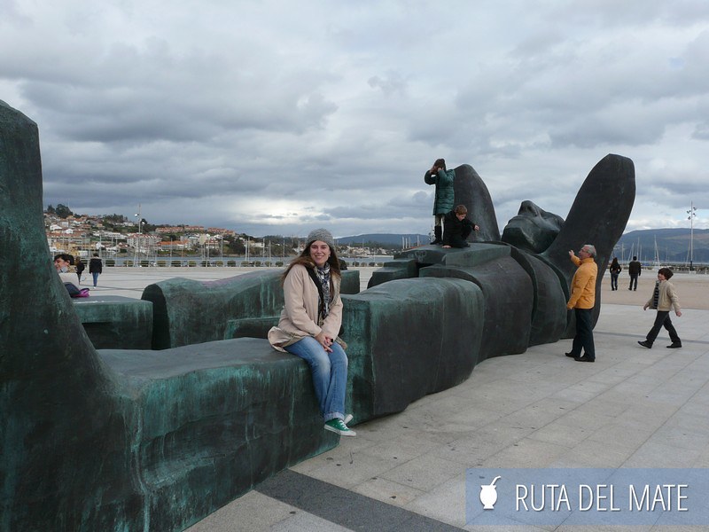Flor sentada en la escultura del Atlante en Sanxenxo