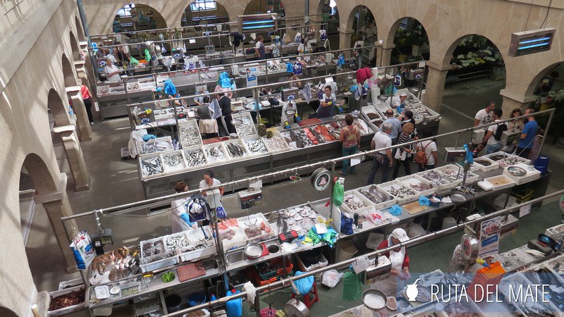 Vista desde arriba del Mercado Municipal de Abastos de Pontevedra, donde puedes comprar marisco y pescado fresco
