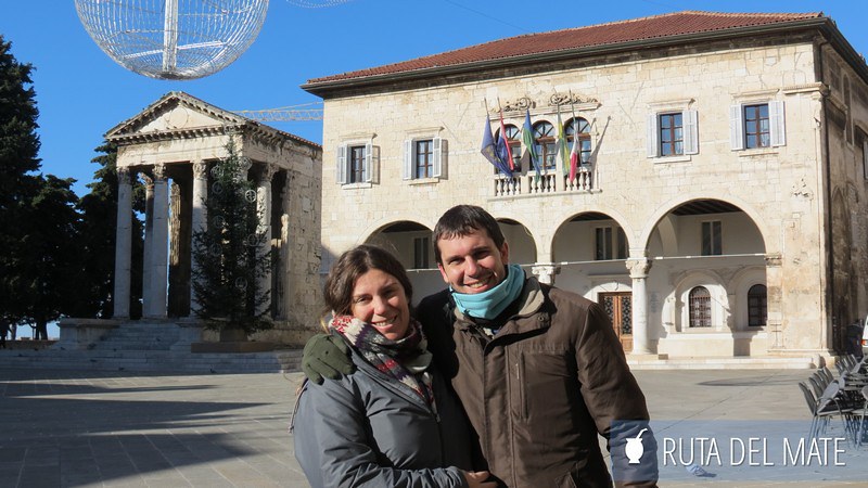 Flor and Juan on the square in Pula with the town hall in the background