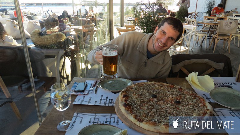 Juan comiendo pizza en un restaurante de Croacia