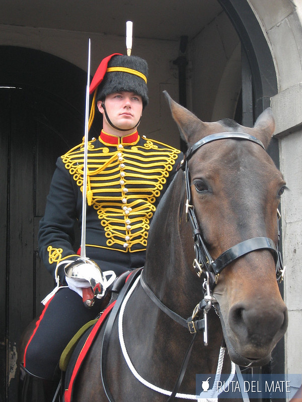 Guardias montados a caballo en Whitehall en Londres
