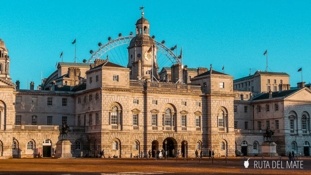 El City Hall en Londres y de fondo el London Eye