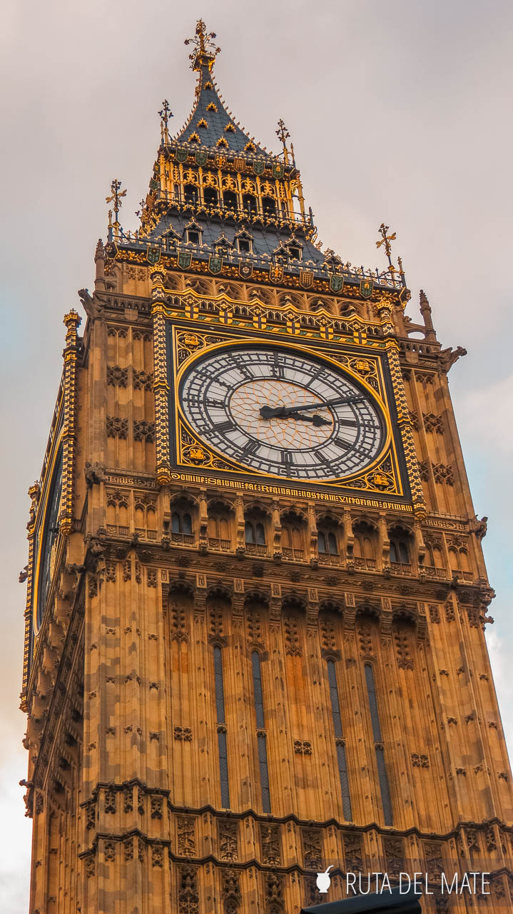 Imagen más cercana del reloj que se encuentra en la torre del reloj en Londres