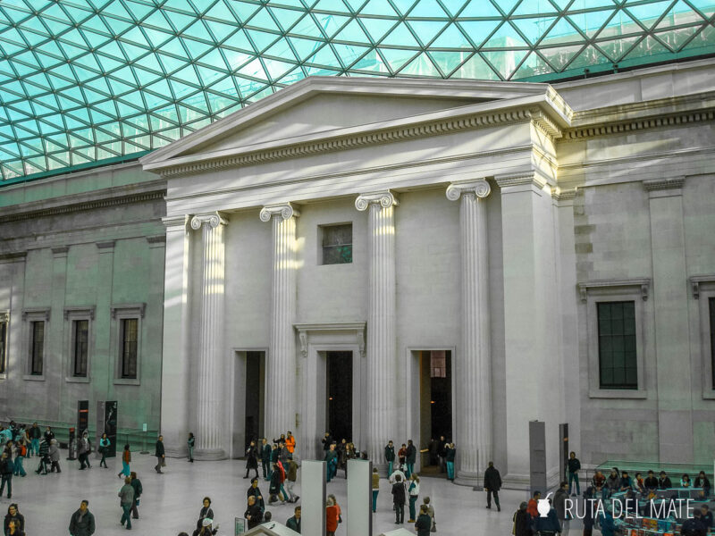 Interior del Museo Británico en Londres con su techo vidriado