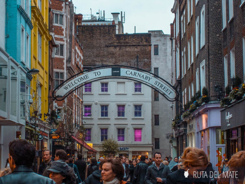 La calle Carnaby Street en Londres con su arco de bienvenida