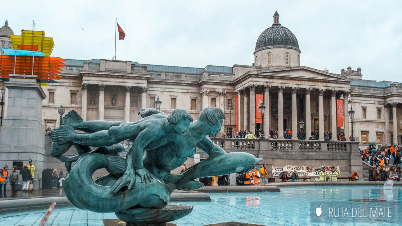 Fuente de la Plaza de Trafalgar y en el fondo la fachada del museo de la Galería Nacional
