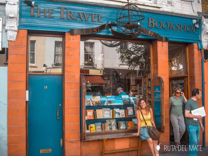 Flor en la entrada a Notting Hill Bookshop