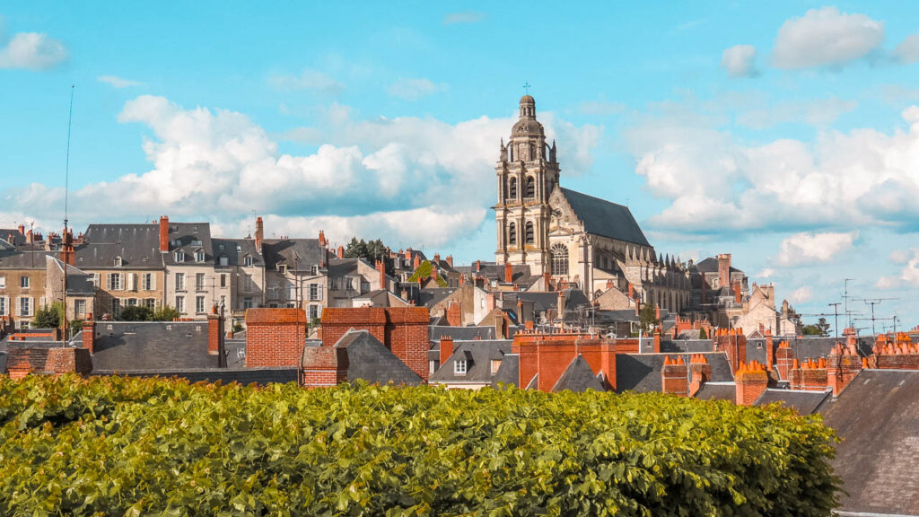 Vistas a la Catedral de San Luis como a la Iglesia de San Nicolás en Blois