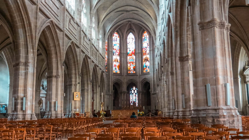 Interior de la Iglesia de San Vicente de Paul en Blois