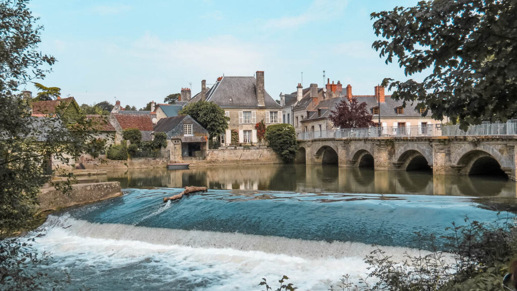 El río Indre a su paso por el pueblo de Azay-le-Rideau