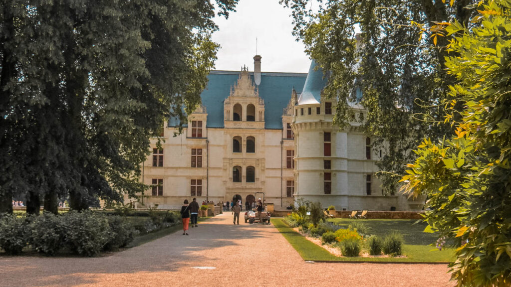 La fachada principal del castillo de Azay-le-Rideau