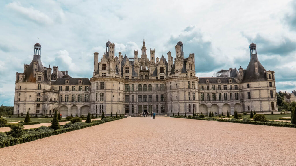 La fachada principal del castillo de Chambord, visto desde los jardines