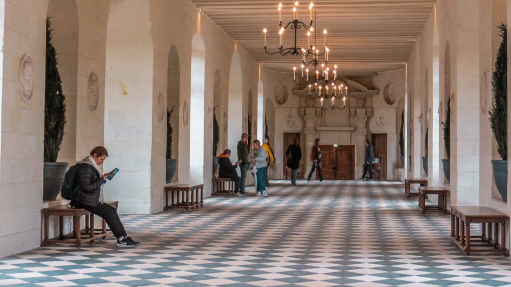La extensa galería del castillo de Chenonceau que fue montada sobre el puente del río Le Cher