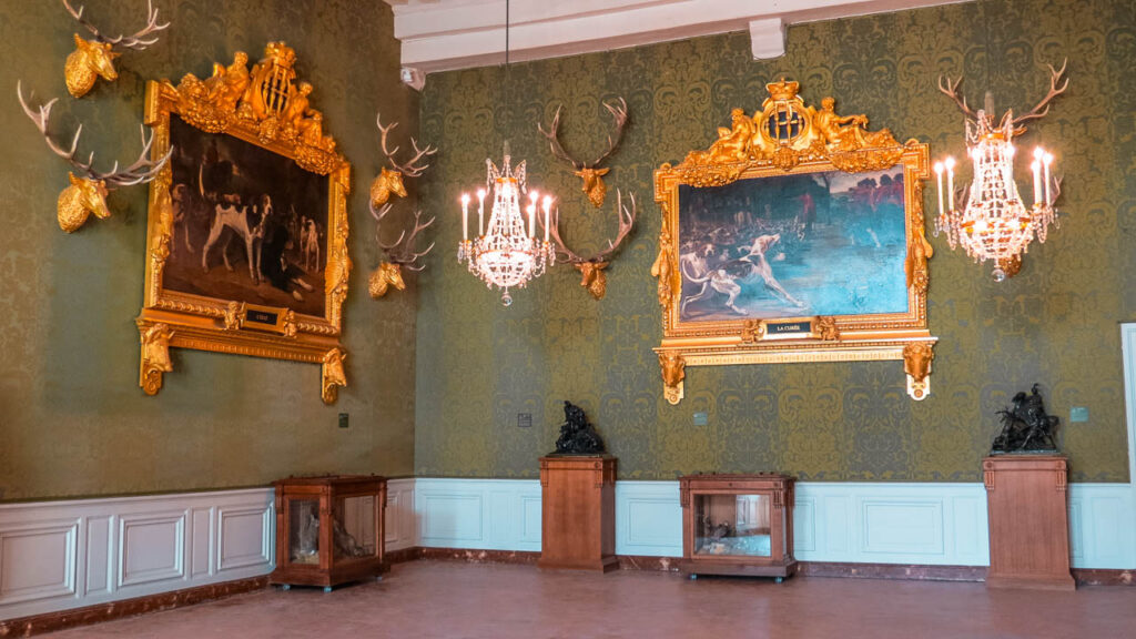 Los cuadros y las lámparas en una sala interior del castillo de Chambord