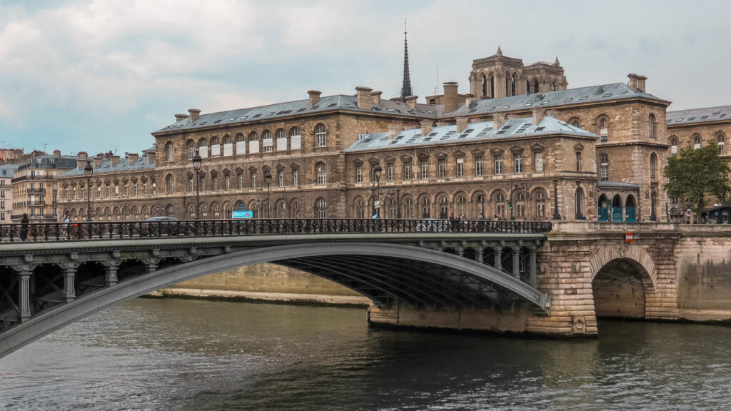 Puente de París sobre el río Sena