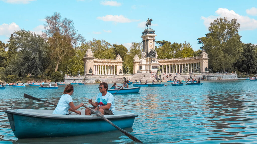 Barcos en el lago del Parque de Retiro