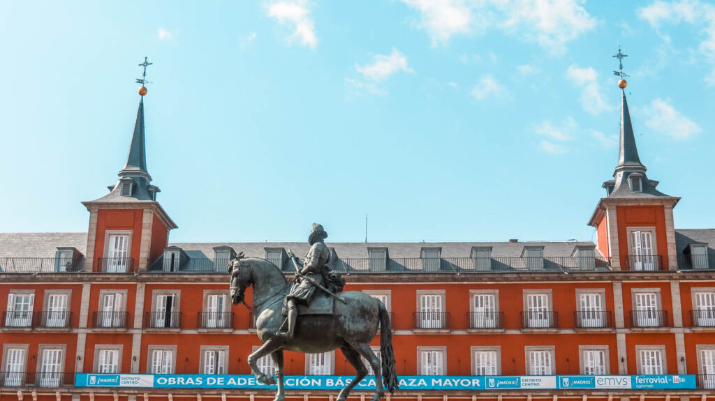 Estatua ecuestre en el centro de la Plaza Mayor