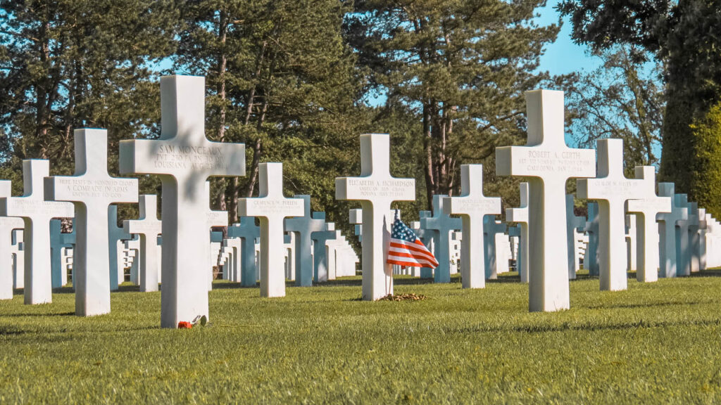 Las cruces blancas del cementerio estadounidense cerca de las playas de Normandía