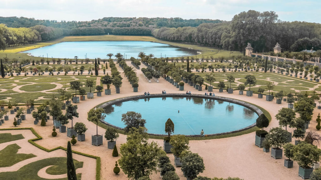 Vista panorámica desde el palacio a los jardines de Versalles con sus fuentes y estanques
