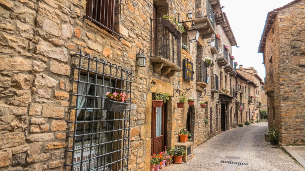 Las casas con sus fachadas de piedras en Alquezar